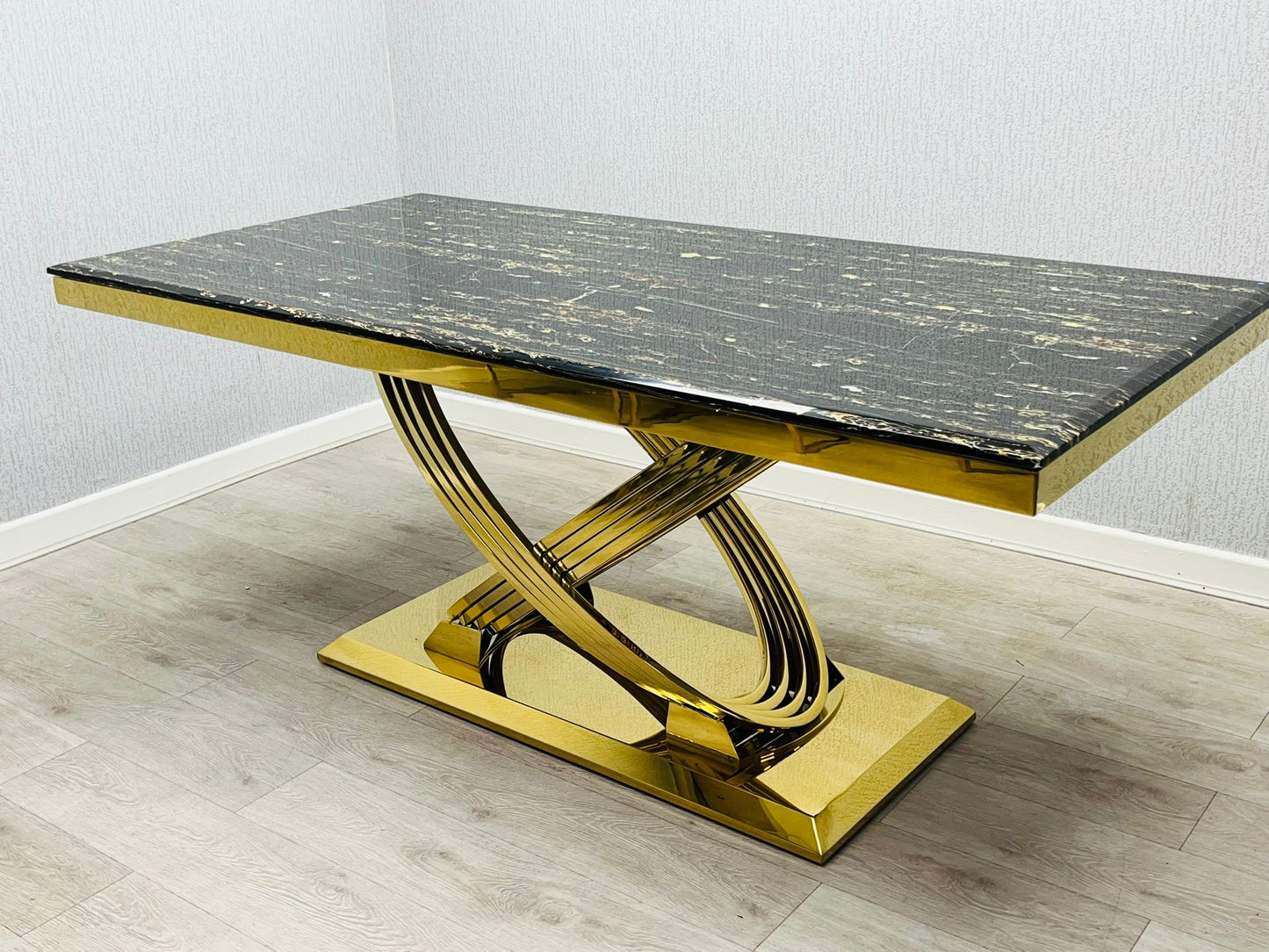 Ruby dining table