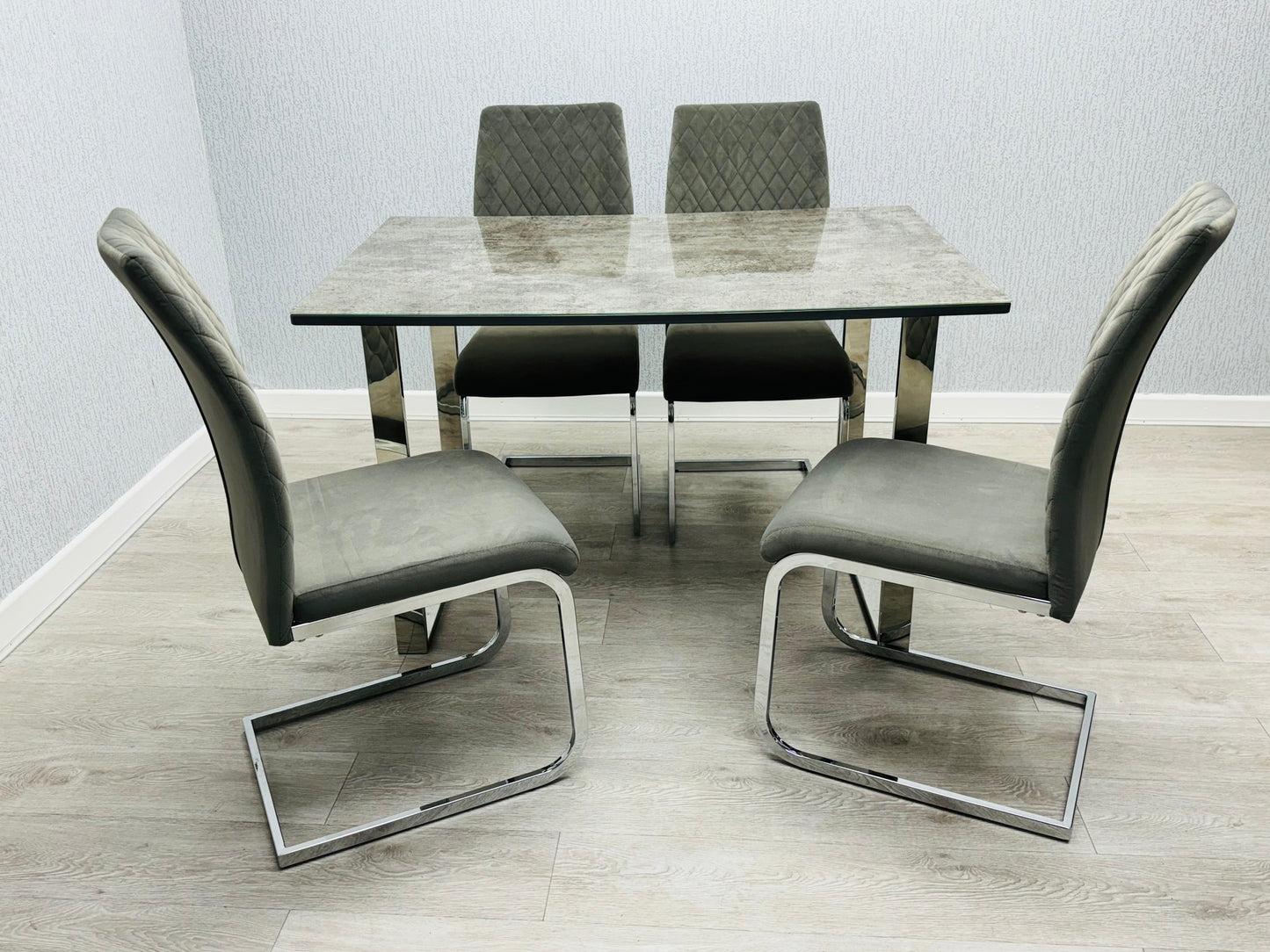 Dream dining table with 4 chairs