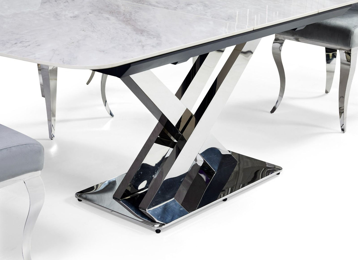 Extending ceramic dining table with 4 chairs